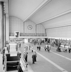 152594 Interieur van het N.S.-station Rotterdam C.S. te Rotterdam: de hal.